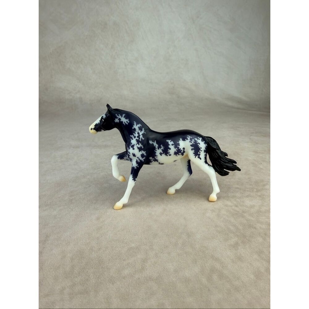 Breyer Stablemate Club Lanin Breyer Horse - Picture 4 of 8